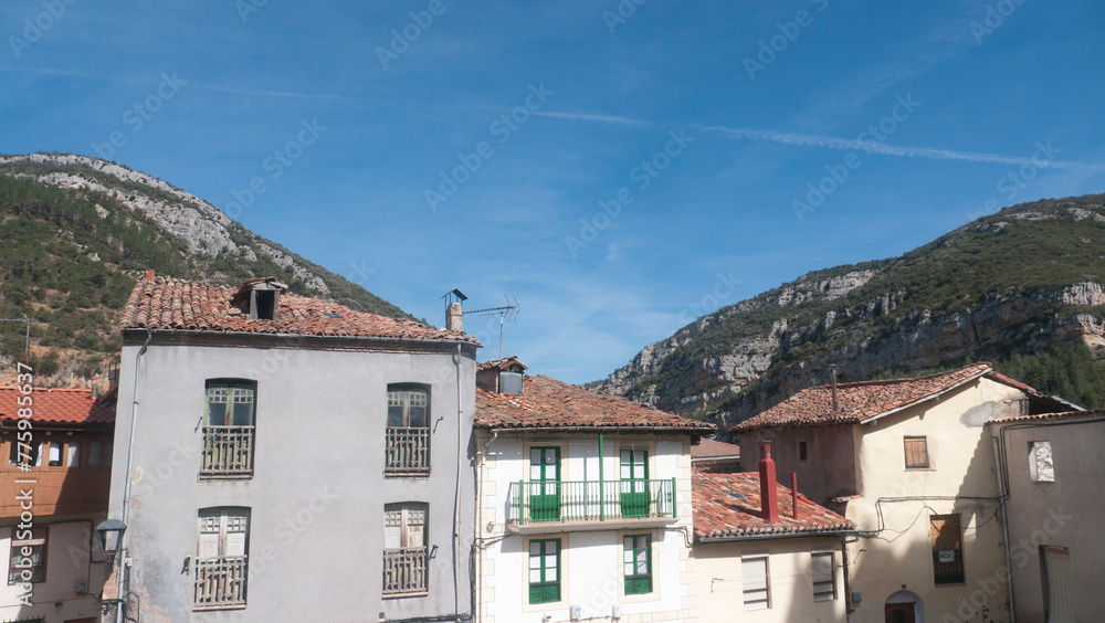 Vista de casas y montes en Oña, Burgos