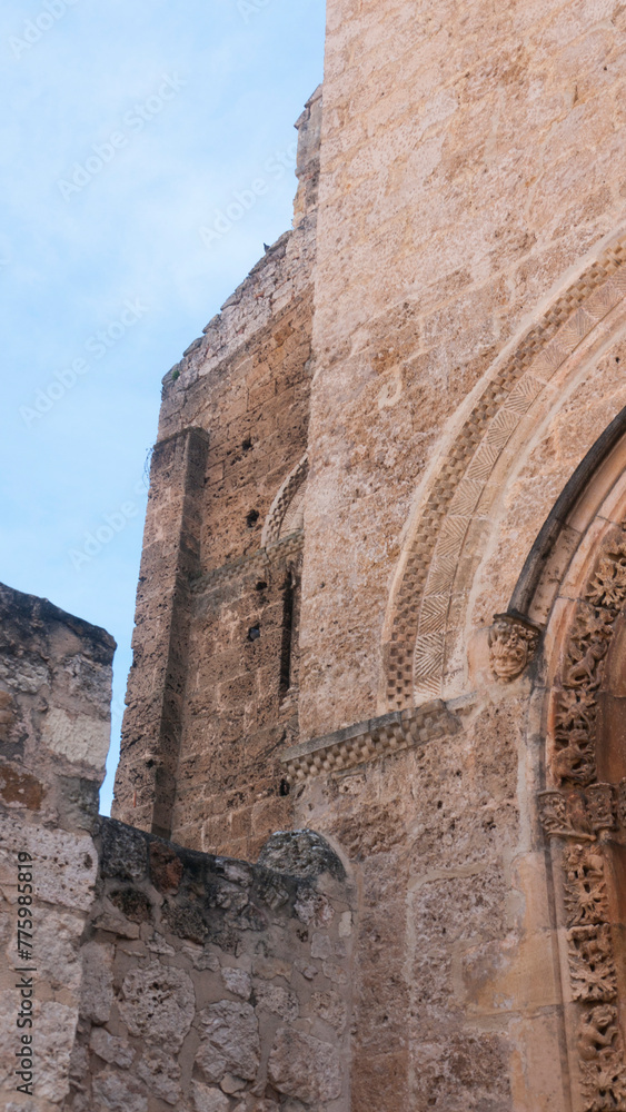 Detalle arquitectonico en iglesia medieval de Oña