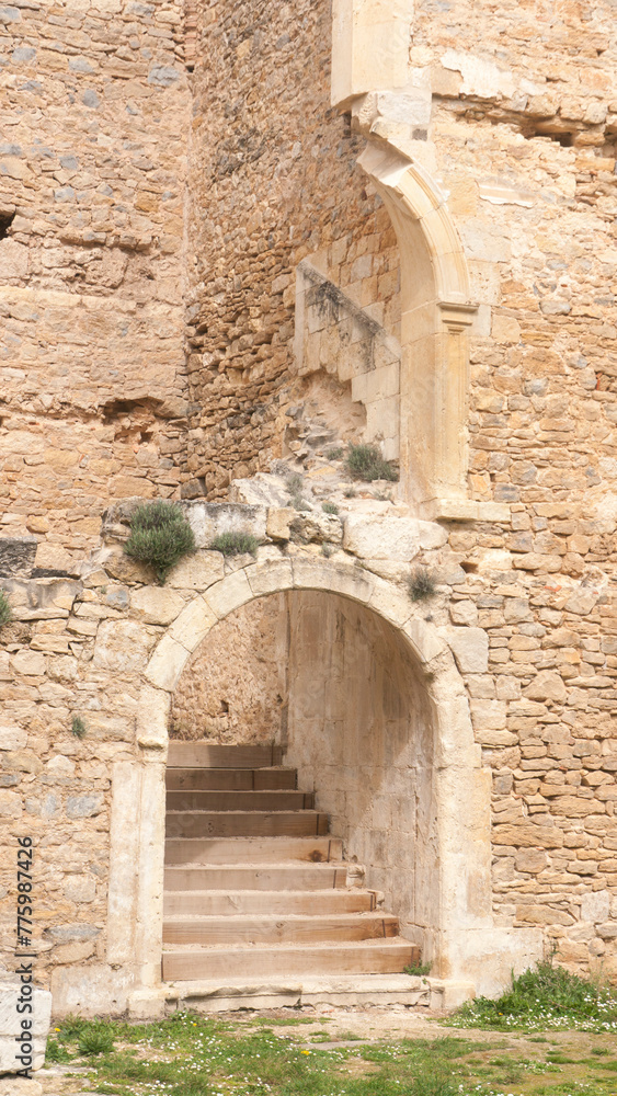 Escalera en monasterio en ruinas