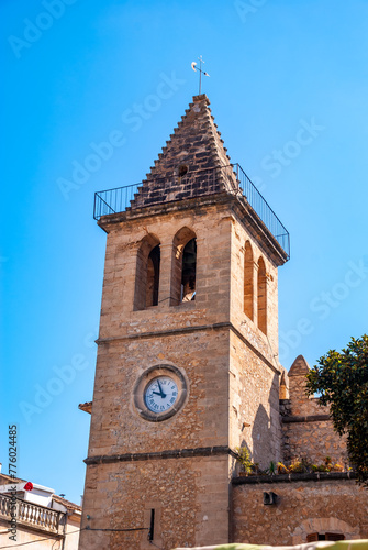 Φωτογραφία Closeup shot of a San Joan church tower in Son Servera, Majorca