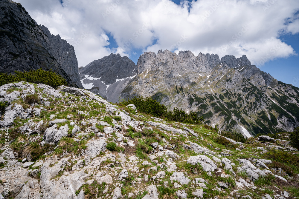 Im alpinen Hochgebirge - bizarres Geröll und schroffe Felsformationen.