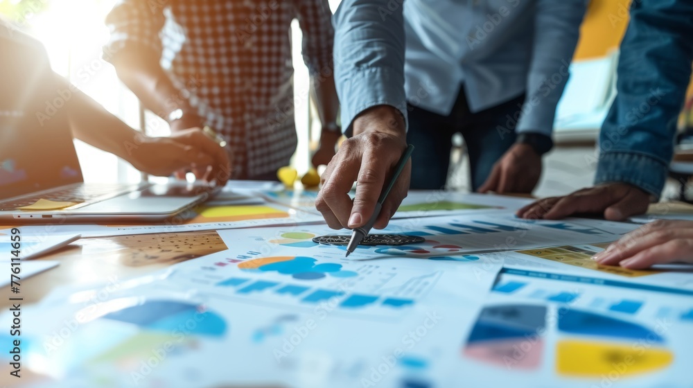 Obraz premium Business professionals analyzing data visually with graphs and charts