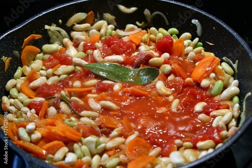 Haricots à la tomate dans un wok.