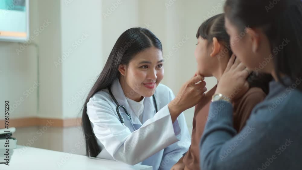 Mother took her sick daughter to see a pediatrician at the hospital, and the doctor conducted a preliminary physical examination. Mother took her sick daughter to see a pediatrician at the hospital, and the doctor conducted a preliminary physical examination.