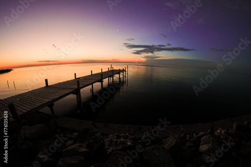 Atardecer laguna muelle