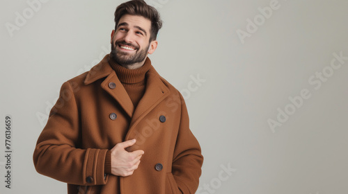 Homem vestindo um casaco marrom no fundo cinza 
