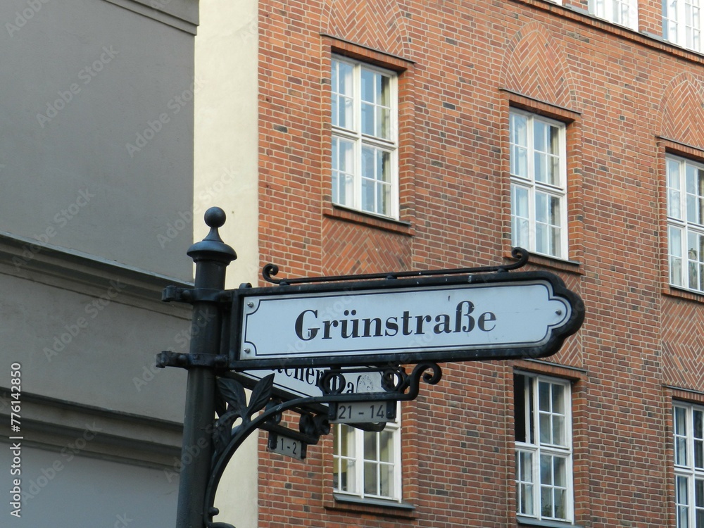 Fototapeta premium Cartello stradale Grünstrasse , Berlino, Germania