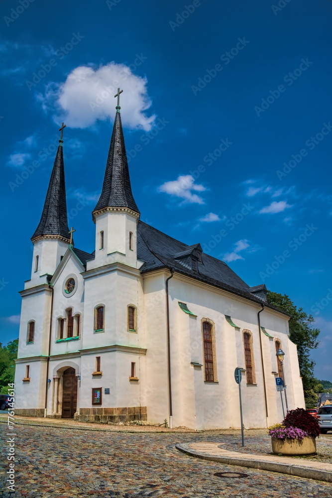 schneeberg, deutschland - trinitatiskirche mit zwillingstürme in der altstadt