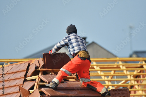ouvrier couvreur sur un toit d'une construciion