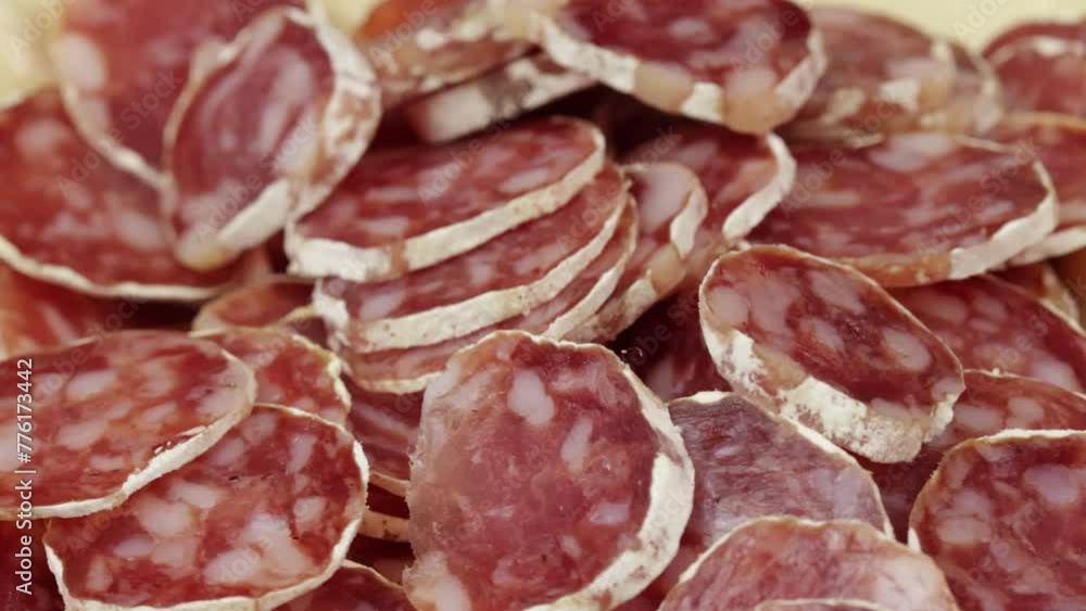 plateau apéritif se saucisson sec tranché et de tomates cerises plateau apéritif se saucisson sec tranché et de tomates cerises