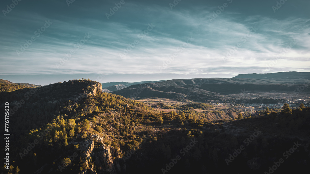 Luftaufnahme der malerischen Berglandschaft von Chulilla, Spanien