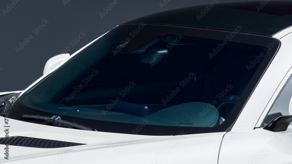 Obraz premium Windshield on a white car
