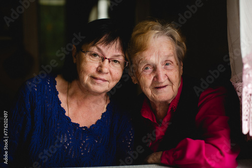 Obraz na płótnie Portrait of an elderly woman with her adult daughter. w salonie