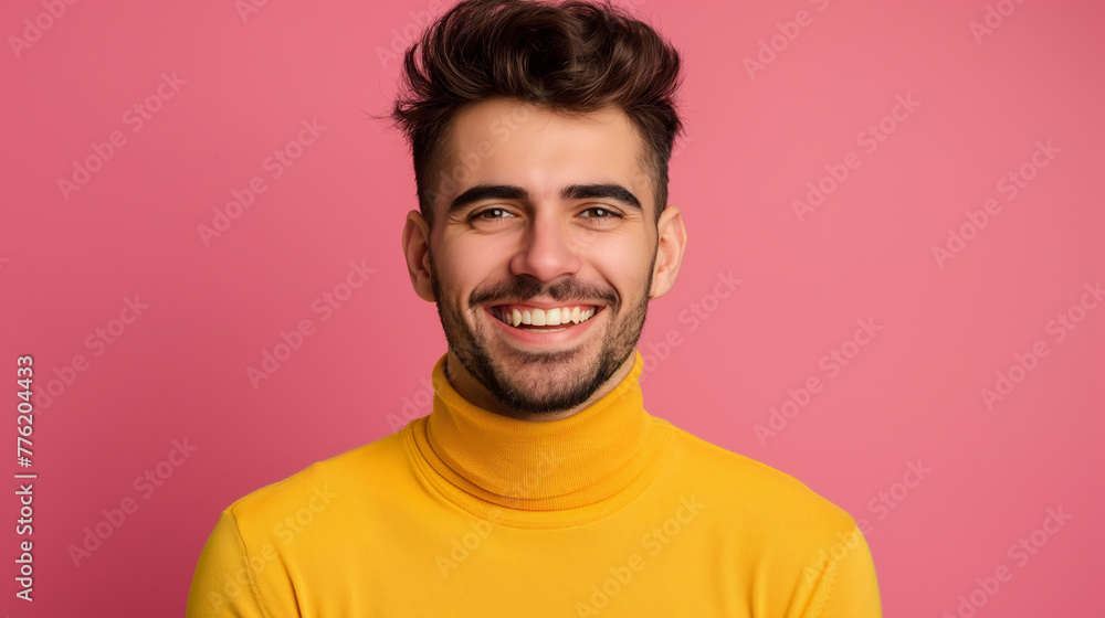 Homem  usando blusa amarela de gola longa no fundo rosa claro 