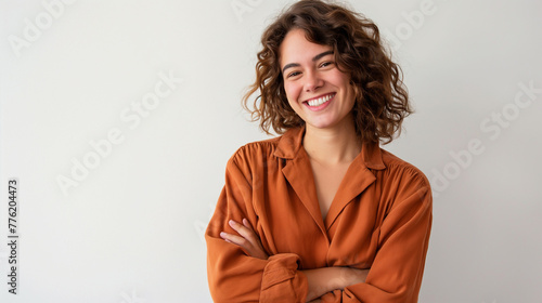 Linda mulher usando uma camisa terra cota no fundo cinza  photo