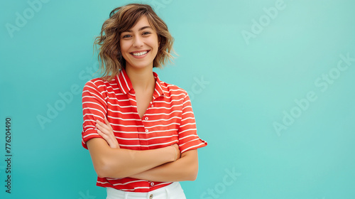 Linda mulher usando uma camiseta vermelha com listras brancas no fundo azul claro