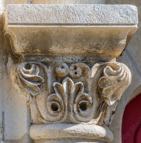Chapiteau roman à l'entrée de l'églie Saint-Martin de Vic, Indre, France