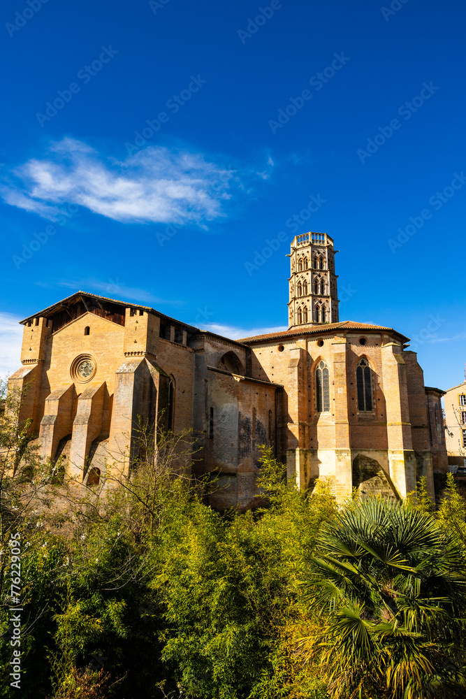 Cathédrale de la Nativité-de-Marie de Rieux-Volvestre, proche de Toulouse, construite en briques rouges