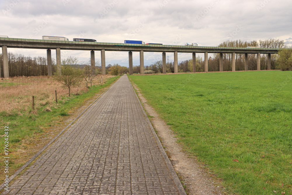 Radweg kreuzt Autobahn; Fuldaradweg und Autobahnbrücke der A7 bei Fulda
