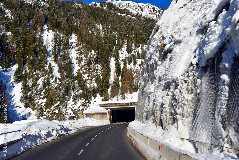 Fototapeta premium Der Annatunnel auf Spisser Landstraße Richtung Samnaun, Spiss (Tirol, Österreich)