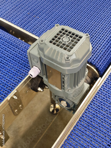 Obraz na płótnie Electric motors in the stainless steel conveyor system with polyurethane, modular belt. Transport systems in industrial factories. w salonie