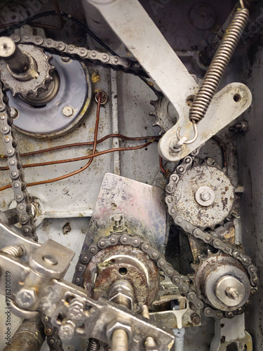 Obraz na płótnie Sprockets and drive chain in an old industrial machine. Keeping machines in full working condition w salonie