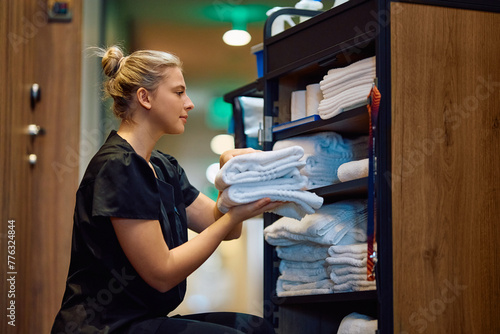 Foto Young hotel maid at work.