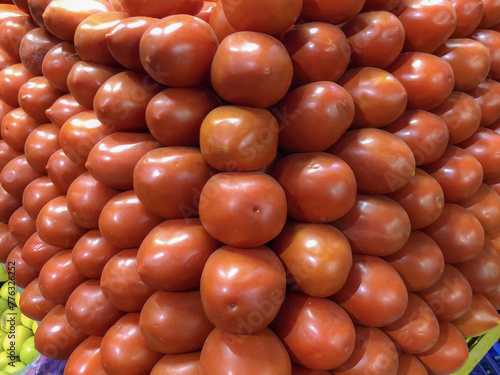 saludable pila de frescos tomates rojos en el mercado o tienguis