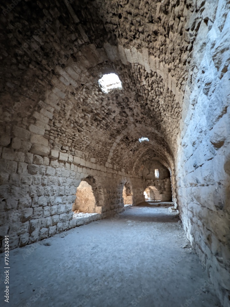 Obraz premium Medieval Crusaders Castle in Al Karak - Jordan, Al Kerak fortrest in arab world served as a fort for many centuries, historical ruins on a mountain above the city