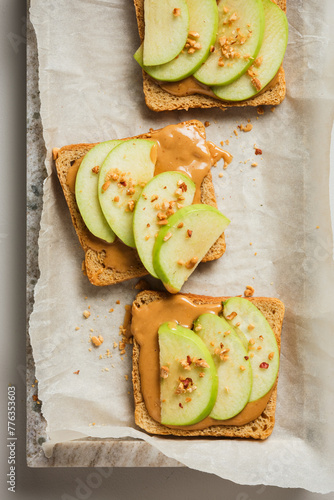 Bread with peanut butter and apple.