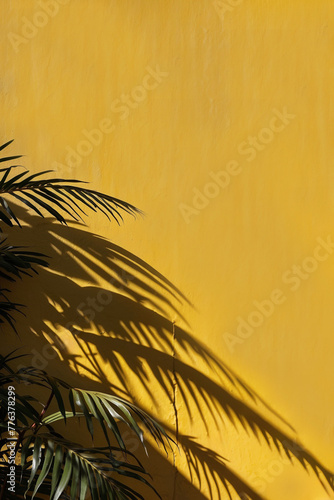Sombra de hojas de palmera en pared amarilla con espacio libre para texto.