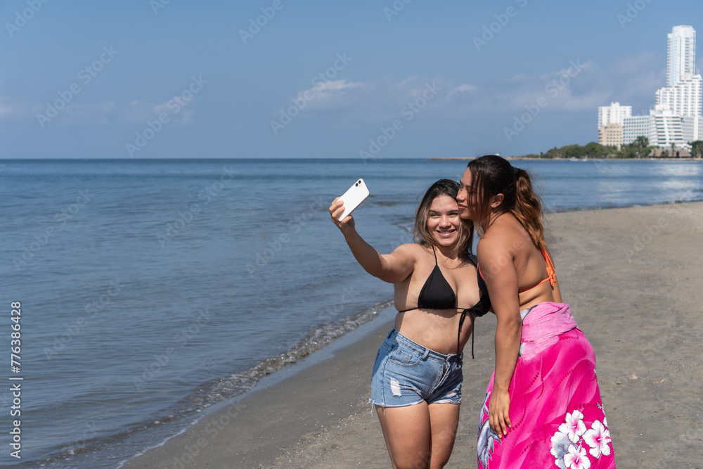 © Hector Pertuz - Seaside Selfie Smiles