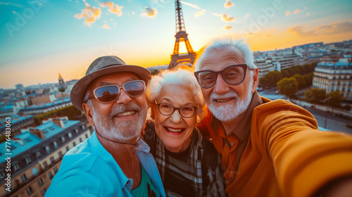 Abuelos posando para un selfie en un viaje de oferta a Francia con la torre Eiffel de fondo un día espectacularmente soleado. photo