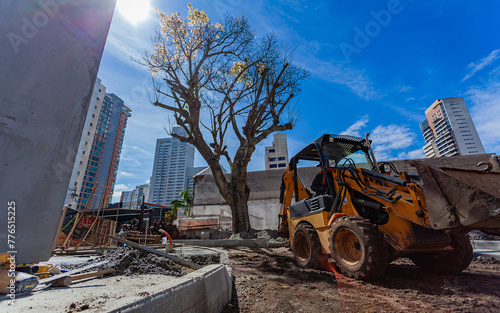 Construção no centro da cidade com Trator passando photo