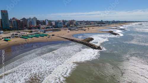 Foto con drone en dia bonito de la playa de Mar del Plata, Argentina.