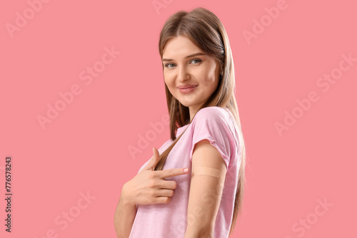 Young woman pointing at app...