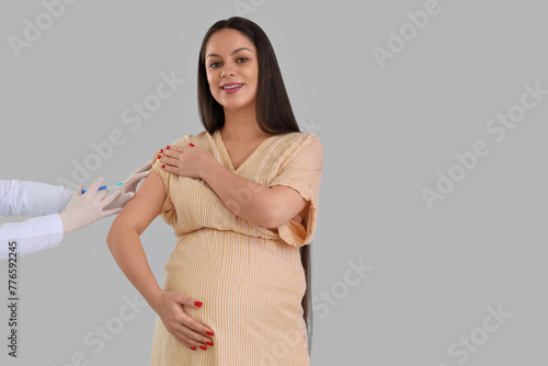 Young pregnant woman receiv...