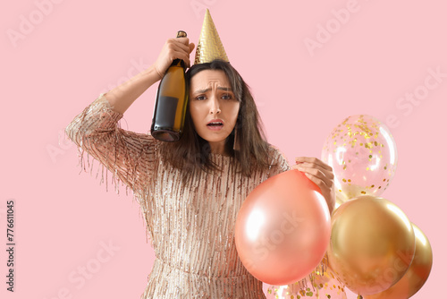 Young woman with hangover p...