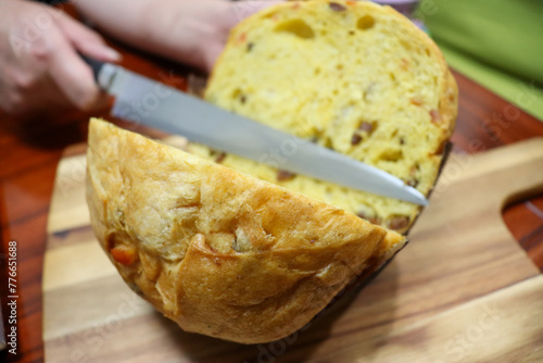 ナイフでパネトーネ、パンを半分にカット