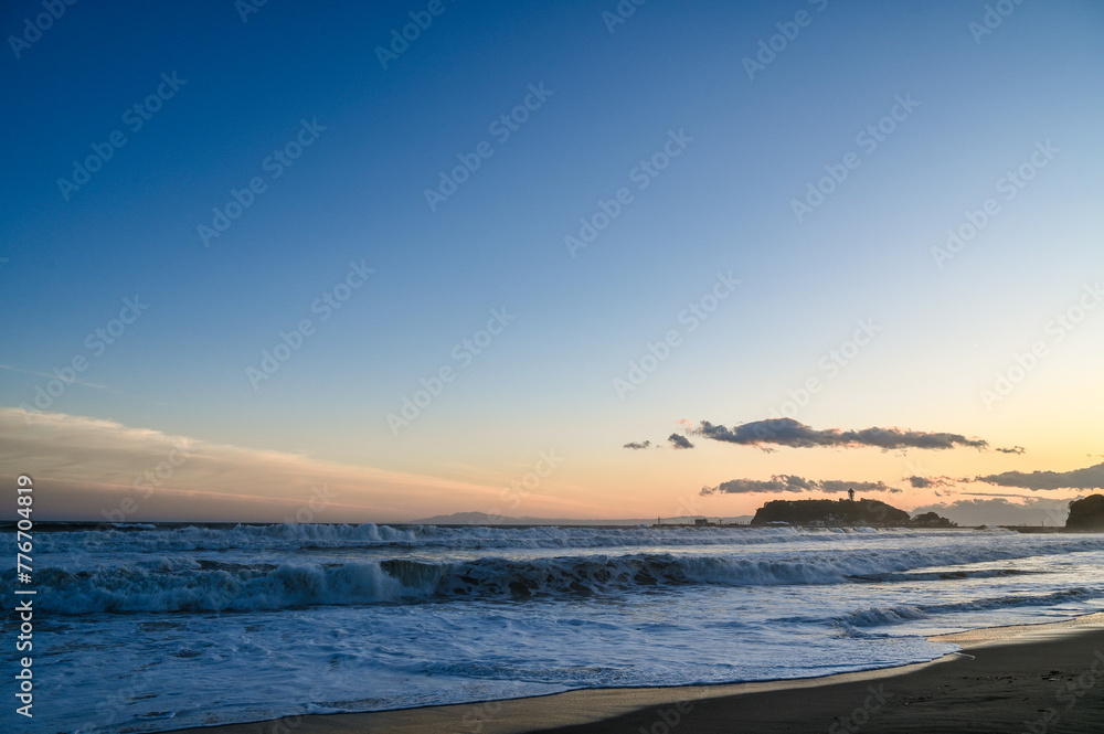 Fototapeta premium 夕焼けの湘南江の島と七里ヶ浜