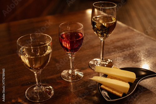 ワイングラスとチーズ © syu