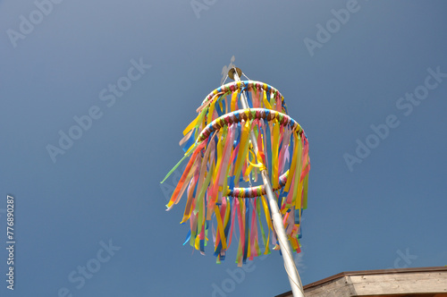 Bunte Pfingstkränze aus Tradition zum christlichen Fest: Die farbenfrohen Bändern wehen sanft im Frühlingswind vor blauen Himmel. photo