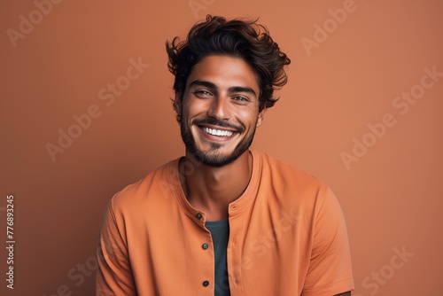 A man with a beard and a smile is wearing an orange shirt © Juan Hernandez