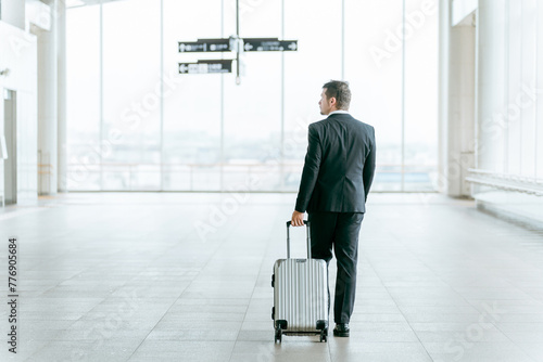 スーツケースを持って出張に行く欧米人ビジネスマン・海外出張・海外赴任・商社・貿易（エスカレーター）
 photo
