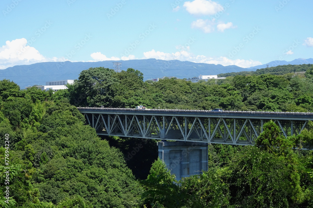 赤城高原サービスエリアから見る関越自動車道の高架橋／日本群馬県
