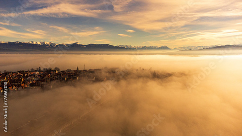 Lufaufnahme mit Blick auf die Inselstadt Lindau im Abendnebel; magische, mystische Stimmung am Bodensee; Nebel über dem Bodensee und rund um die Inselstadt Lindau