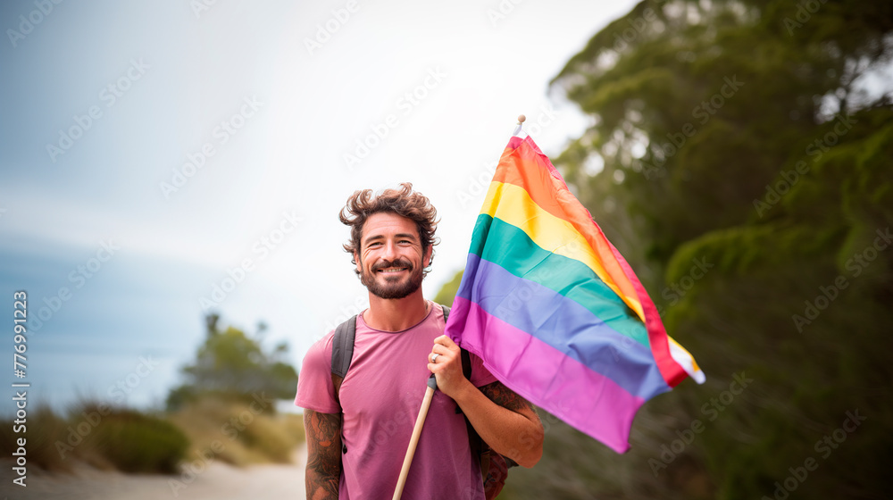 Hombre al aire libre con una bandera con los colores lgbt