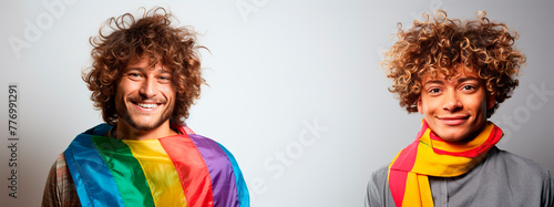 Banner de Hombres sonrientes con la bandera del orgullo gay photo