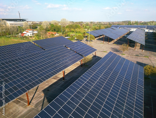 Pensiline fotovoltaiche sopra l'area di un parcheggio pubblico