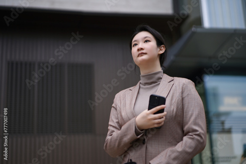 Confident Businesswoman on the Go © 昊 周